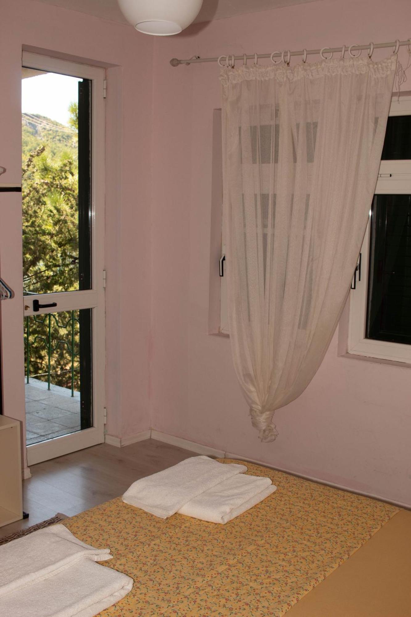 Agroturizem Hotel Vila Franceze Koman Eksteriør billede